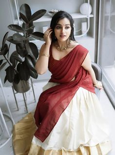 Malavika Menon in Half Saree: A Stunning Display of Traditional Elegance Half Kurtis For Women, Kerala Skirt Blouse Designs, White Half Saree South Indian, White Dhavani, Kerala Davani Set, South Indian Outfits For Women, Onam Look For Women, Onam Half Saree, Davani Half Saree Kerala