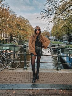 City Break Outfit Winter, What To Wear In Amsterdam, Amsterdam Fall, Amsterdam Street Style, Amsterdam Outfit, Rome Outfits, City Break Outfit, Winter Style Guide, Amsterdam Fashion