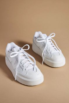 New Balance White Sneakers, Sneakers For Work, Classy Sneakers, Elegant Sneakers, Tie Styling, Minimalist Sneakers, New Balance White, Athletic Gear, White Sneakers Women