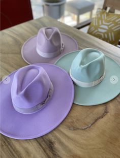 Add some flair to your wardrobe with our Spring Fling Fedora Hat! Available in multiple colors and made from vegan felt, this structured wide brim hat is the perfect accessory for any outfit. It features a matching grosgrain band, a flat and stiff brim, and an adjustable inner drawstring to ensure the perfect fit. With a crown size of 57 cm and a brim of 4 inches, it's a must-have item for any fashion-forward individual! Styling Tip: Add this hat to any outfit to take it up a level! Material Con Fedora Women, Stylish Womens Hats, Dressy Hats, Large Brim Hat, Dope Hats, Black Cowgirl, Women Hats Fashion, Stylish Fall Outfits, Classy Shoes