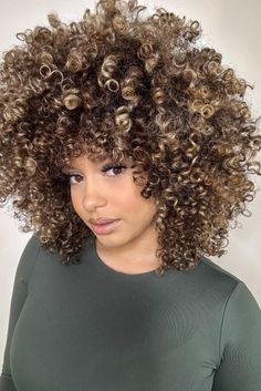 This short curly hairstyle has big bouncy curls that flow around the face, acting like a frame that shows off the person's features with fun movements of texture. The curls are distinct and plentiful, giving off a natural-looking thickness that expresses both polish and a relaxed charm. Great for adding a - Click to see more of 2024 Hair Trend Alert: Embrace the Chic and Curly with These 33 Chin-Length Styles and follow us for more hairstyle ideas. // Photo Credit: Instagram @katherine_josee Chin Length Curly Shag, Curly Hairstyle 2024, 2024 Curly Hair Trends, Curly Bob Hairstyles 2024