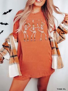 This oversized Comfort Colors top features dancing skeleton cowgirls! Perfect for Halloween tee or a country music fan. With a classic western theme and a Halloween twist, this shirt is perfect for hitting the dance floor or rocking the rodeo! ⭐️ * I T E M * I N F O* ✦ Comfort Colors Unisex Shirt ✦ 100% Ring-Spun Cotton ✦ Printed using Direct To Garment style- Inks are printed directly into the fabric. ✦ Different sizing may effect placement of final design. ✦ Colors may differ slightly due to d Oversized Skull Print T-shirt For Fall, Fall Oversized T-shirt With Skull Print, Fall Skull Print Short Sleeve Tops, Skeleton Cowgirl, Outfit Country, Country Music Shirt, Dancing Skeletons, Western Graphic Tees, Dancing Skeleton