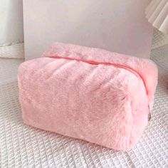 Nwt Pink Fluffy Outside Makeup Bag! Travel Cosmetic Bag Organizers, Fluffy Bag, Alat Makeup, Pink Makeup Bag, Make Up Case, Cosmetic Bag Organization, Makeup Storage Bag, Makeup Brush Storage, Fur Bag