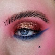 Good Eye Makeup, David Bowie Makeup, Celestial Makeup, Glam Rock Makeup, Bowie Birthday, Rock Makeup, Oval Makeup Brush, Space Makeup, 70s Makeup