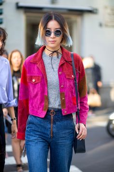 Irene Kim - HarpersBAZAAR.com Jean Jacket Street Style, Nail Fall, Milan Fashion Week Street Style, Mode Tips, Walking Down The Street, Choker Black, Milan Street Style, Blazer Outfit