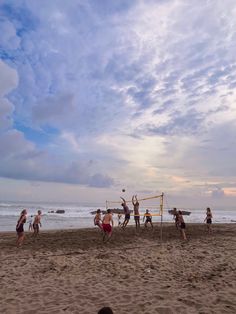 beach
volleyball
bali
indonesia
echo beach
canggu Friends Playing Volleyball At The Beach, Hawaii College, Vida Aesthetic, Beach Road Trip, College Club, Cabin Trip, Beach School, Vision Board Photos