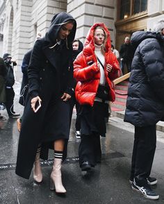 See this Instagram photo by @maffashion_official • 7,172 likes Winter Puffer Parka For Streetwear, Fall Streetwear Parka With Flap Pockets, Urban Streetwear Parka With Padded Collar, Puffer Fashion Editorial, Puffer Jacket Editorial, Minimalist Chic Fashion, Puffa Jacket, Stripe Socks, Blogger Street Style