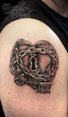 "Transform Your Skin into a Work of Art with These Stunning 3D Tattoos" Padlock Tattoo, Heart Lock Tattoo, Lock Key Tattoos, Human Heart Tattoo, Key Tattoo Designs, Heart Tattoos With Names, Lock Tattoo, Locket Tattoos, Chain Tattoo