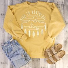 LONG LIVE ADVENTURE Hand drawn Adrette Outfits, Converse Outfits, Camping Hoodie, Retro Camping, 70s Clothing, Style Converse, Retro Sweatshirts, Mode Boho, Yellow Hoodie