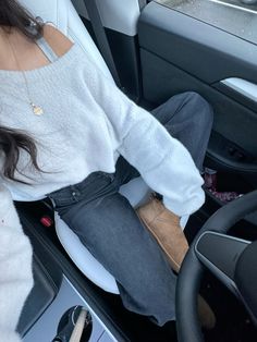 fit, ootd, school outfit, uggs, sweater, winter Winter Outfit Basics, Outfit Ideas For Winter School, Winter Sweaters Aesthetic, Winter Outfit Inspo School, Basic Winter Outfits Casual, Outfits With Gray Sweatpants, Cute Winter Fits For School, Oversized Knit Sweater Outfit, Winter School Fits