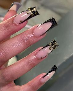 Black And Gold Nails Ideas, Gold Nails Ideas, Stargirl Nails, Airport Aesthetics, Black And Gold Nails, Arctic Tundra, Acrylic Toes, Colored Acrylic Nails, Trendy Nail Art