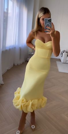 Ladies Day Outfits, Yellow Midi Dress, Stylish Party Dresses, Kochi, Classy Dress, Elegant Dress, Yellow Dress, Ladies Day, Classy Outfits