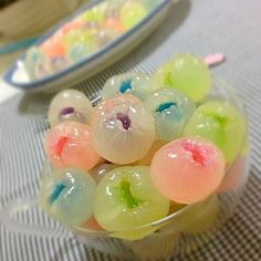 there are jelly candies in the bowl on the table