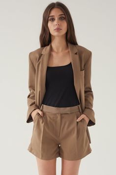 High Waisted Pleated Shorts - Almina Concept Beige Outfit, Look Short, Warm Beige, Wardrobe Tips, Outfits Chic, Androgynous Fashion, Nice Style, Blazer And Shorts, Pleated Shorts