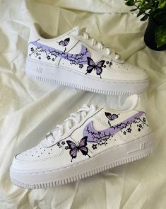 Take flight with Purple Butterflies Flowers Custom Air Force 1. Featuring a bold and vibrant pattern of purple butterflies and flowers, these sneakers are perfect for wild adventurers looking to stand out. Let your style take flight today! 🦋 🔥 100% genuine, Brand New.👟 Custom sneakers.💫 Every pair is hand-made to order.✨ Best quality waterproof and scratch-proof paints used.✨ 1000+ satisfied customers across various platforms. 🌎Free worldwide shipping,shipping within 5-12 working days🎁 Tre Purple Butterfly Quinceanera Theme, Quinceanera Theme, Nike Shoes Women Fashion, Customized Shoes, Pretty Sneakers, Butterfly Shoes, Nike Shoes Girls, Nike Fashion Shoes, Preppy Shoes