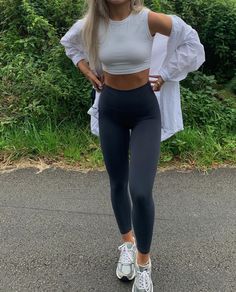 School Workout Outfits, Blue Gym Leggings Outfit, Comfortable Travel Outfit Summer, Active Dress Outfit, Outfit Inspo Leggings, Casual Workout Outfits, Cute Fits With Leggings, Sporty Cute Outfits, Cute Active Wear Outfits