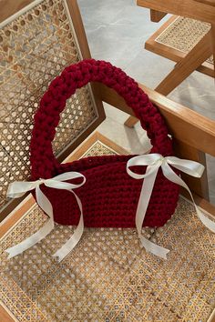 crochet shoulder bag in red with white ribbon bows Pola Sweater, Diy Knitting Projects, Crochet Beginner, Handbag Tutorial, Crochet Store, Crochet Backpack Pattern, Crochet Shoulder Bags