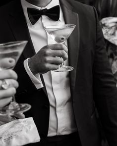 Guest-holding-martini-at-an-NYC-wedding-at-the-Bowery-Hotel