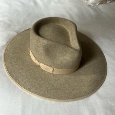 Brand New, Worn Once Too Large So Looking To Sell Asap! 57 Cm Beige Winter Rodeo Hat, Rustic Flat Brim Fedora For Winter, Rustic Winter Fedora With Flat Brim, Rustic Winter Fedora With Curved Brim, Vintage Brimmed Khaki Hat, Vintage Khaki Brimmed Hat, Vintage Khaki Hat With Short Brim, Gray Brimmed Fedora For Fall, Vintage Fedora For Winter Ranch