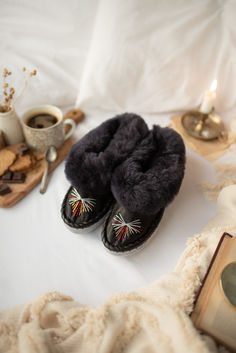 Embrace the crisp autumn air with our hand-stitched sheepskin slippers! Perfect for those chilly October mornings, ONAIE slippers are a blend of comfort and style, keeping your feet warm and cosy. Whether you’re relaxing at home or stepping out, our luxurious slippers will be your go-to this season. Check out our full range and find your perfect pair! #ONAIE #SheepskinSlippers #AutumnEssentials #CosyFeet #OctoberVibes #AutumnStyle #FallFavourites #WarmAndStylish #HandcraftedLuxury