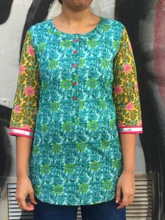 This Item is handmade. We use organic top quality cotton to ensure your skin is pampered and always natural. It is beautifully painted on with blocks- a traditional Indian style of printing.Each layered block by block,colour by colour, creating an exquisite design. The dyes used are also organic. Size : XS/S Washing Care: Gentle Handwash. Indian Tops, Cotton Loungewear, Indian Kurti, Cotton Caftan, Top Indian, Cotton Kaftan, Block Colour, Cotton Sleepwear, Sleeves Top