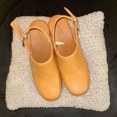 Bnwt-Please See Photos For Shoe Condition. New But Was Not Kept In Its Original Box, So Some Minor Scuffs Here And There. Tan Color Size: 8.5 Brand- Universal Thread Goods & Co. Ships In 1-3 Business Days, Excluding Weekends And Holidays. Send Me An Offer And I Will See What I Can Do To Help You. Got Questions! Please Leave A Comment And I Will Get Back To You In A Timely Manner. Thank You For Visiting My Closet Comfortable Clogs With Stacked Heel And Round Toe, Fall Open Toe Medium Width Clogs, Medium Width Open Toe Clogs For Fall, Medium Width Open Toe Fall Clogs, Woven Mules, Brown Mules, Mule Flats, Black Clogs, Black Mules