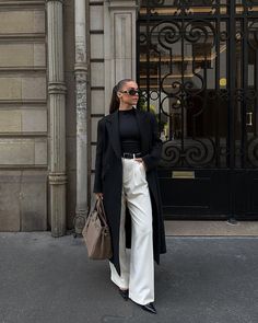 25 Fall Looks 2024: Trendy, Casual, and Chic Outfit Ideas for Every Occasion Mantel Outfit, White Pants Outfit, Fashion Trend Forecast, Autumn Trends, Business Casual Outfits For Work, A Goddess