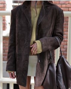 Corduroy Street Style, Prep Fall Outfits, Green Fall Outfit, Chocolate Brown Outfit, Brown Suede Jacket Outfit, Fashion Trend 2024, Green Suede Jacket, Fall Outfits For Women, Trend 2024