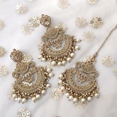 Lengha Jewellery, Golden Jewelry Indian, White Indian Jewelry, Gold Tikka, Desi Jewelry Set, Jewellery For Wedding, Traditional Earrings Indian Jewelry, Desi Jewellery