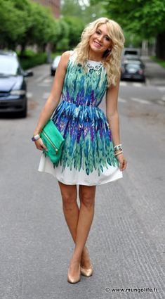 Walking Down The Street, Mode Boho, Feather Print, Dresses Short, Mode Inspiration, Primavera Estate, A Dress, Dress White, White Green