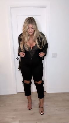 Black Bodysuit Outfit Plus Size, Curvy Party Outfit Night, Juanes Concert Outfit, Casino Outfit Plus Size, Freestyle Concert Outfit Women, Mid Size Going Out Outfits Night, Cute All Black Outfits Night Out, Night Out Outfit Plus Size Going Out, Fuerza Regida Concert Outfit Plus Size