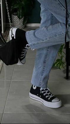 Chuck Taylor Outfit, Converse Streetwear, Casual Vacation Outfits, Elegant Shoes Heels, High Top Converse Outfits, Chuck Taylor Converse, Modest Casual Outfits