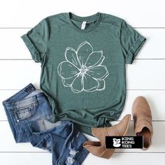 Flower T Shirt, Cricut Shirts, Cute Shirt Designs, Cooler Look, Vinyl Shirts, Magnolia Flower, Tshirt Ideas, Flower Shirt