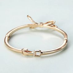 Bracelet Diamant & Noeud Or Rose - Bijoux Femme Elégants

 Ornez votre poignet avec la beauté exquise de notre bracelet en or rose diamant et nœud. Fabriquée en alliage d'or rose de qualité supérieure, cette superbe pièce combine l'éclat intemporel des diamants avec l'allure charmante des nœuds délicats. Le design complexe capture à la fois l'élégance et le côté ludique, ce qui en fait un accessoire parfait pour toute occasion. Que vous vous habilliez pour un événement formel ou que vous ajoutiez une touche de sophistication à votre look de tous les jours, ce bracelet rehausse votre style sans effort. Les diamants méticuleusement sertis créent un spectacle éblouissant qui capte la lumière sous tous les angles, tandis que les nœuds gracieux ajoutent une touche de féminité. Avec sa chaîne ré Rose Gold Alloy Charm Bracelet, Adjustable Rose Gold Alloy Charm Bracelet, Feminine Rose Gold Bangle Jewelry, Formal Rose Gold Metal Chain Bracelet, Formal Rose Gold Chain Bracelet, Adjustable Rose Gold Alloy Bracelet, Rose Gold Metal Bangle For Wedding, Elegant Pink Gold Metal Bracelets, Adjustable Alloy Bracelets For Wedding