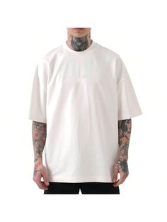 * FABRICAÇÃO PRÓPRIA *  A Camiseta Oversized da Kouck possui um design perfeito para seu estilo. Com um tecido super encorpado, leve e ao mesmo tempo muito confortável perfeito para se destacar no seu dia a dia, proporcionando muito estilo, aumentando sua autoestima e confiança.          CARACTERÍSTICAS: - Gola: 2,5cm - Composição: 100% Algodão - Gramatura: 200g - Caimento: Oversized        TABELA DE MEDIDAS:            Compri.       Largura            Manga P -      72cm           50cm T Shirt, Design