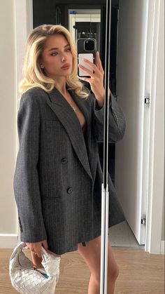 Grey Suit, Casual Work Outfit, Tshirt Outfits, Clothing Hacks, Casual Dinner Outfit, Classy Outfits