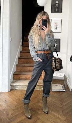 Fall Winter Boho Outfits, What To Wear To Zoo Outfits Casual, Cowboy Boots With Pants, Winter Outfits Boho Chic, Jeans Tucked Into Cowboy Boots, 70s Chic Fashion, Boho Chic Winter Outfits, Boho Jeans Outfit, Boho Autumn Outfits