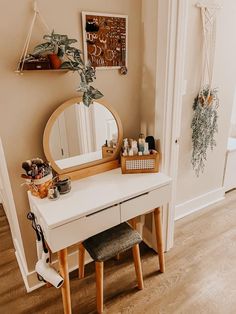 boho
cozy
vanity
makeup area
makeup desk 
beauty 
makeup Teen Bedroom Desk, Cozy Vanity, Boho Vanity, Boho Teen Bedroom, Boho Cozy, Vanity Area, Makeover Bedroom, Teen Room Decor