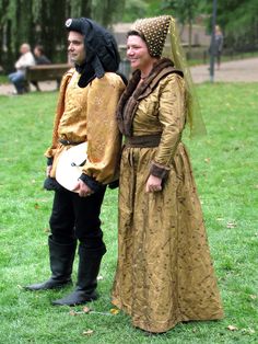 15th reenactors couple - Gebroeders van Limburg Festival, Nijmeegen 2011 || Foto: Lady McHamish 15th Century Gown, Fantasy Gowns, Medieval Fashion