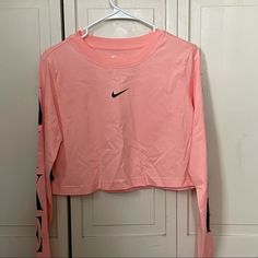 Pink Cropped Long Sleeve Nike Shirt. Size M But Fits Like A Small. Says Nike Down Both The Sleeves. W/ Tags Nike Crop Top Outfits, Nike Track And Field, Nike Crop Top, Oversized Crop Top, Athletic Crop Top, Crop Long Sleeve, Tops Nike, Nike Shirt, Basketball Shirts