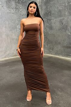 A little strapless moment is just what we were after! Our fierce Tonic Maxi is a babe to die for featuring a strapless cut, a body hugging fit with stretchy, double lined fabrication and ruching details on either sides. Style this doll with white strappy heels, gold accessories and some pretty wavy curls for a cocktail look for keep it casj with some sneakers. FABRICATION: 100% polyester SIZING: Crystal's height is 163cm / 5'3 and wears a size AU6/US2. Princess Dress Prom, Cocktail Look, White Strappy Heels, Summer Formal Dresses, Wavy Curls, Heels Gold, Prom Dresses Yellow, Girls Pageant Dresses, Sweetheart Prom Dress