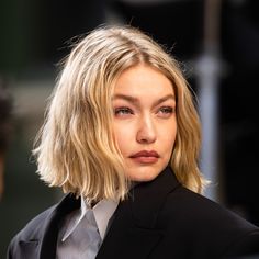 Gigi Hadid Short Hair, Oat Milk Nails, Gigi Hadid Hair, Milk Nails, Lob Hairstyles, Lob Styling, Hairstyles And Haircuts, Bouncy Hair, Afro Style