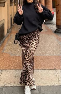 Leopard Silk Skirt Outfit, Leopard Satin Skirt Outfit, Leopard Print Skirt Outfit Winter, Leopard Skirt Outfit Fall, Long Skirt And Tshirt Outfits, Leopard Maxi Skirt Outfit, Cheetah Skirt Outfit, Plaid Skirt Outfit Fall, Leopard Satin Skirt