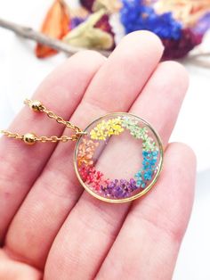 RAINBOW CIRCLE Handmade women's necklace with real rainbow colored flowers. Thin chain in stainless steel gold, resistant and hypoallergenic, pendant with circle-shaped pendant in golden brass with transparent UV resin and inside small real flowers of rainbow multicolored lace Pendant size: 2.5cm x 2.5cm N.b. Customize and choose the size of the chain TO PURCHASE LARGER QUANTITIES CONTACT ME! :) Being jewels with REAL Flowers, the shape and color of the flowers can be a little different. UNIQUE Rainbow Circle, Flowers In Resin, Rainbow Pendant, Dried Pressed Flowers, Flower Resin Jewelry, Woman Necklace, Dried And Pressed Flowers, Flower Resin, Resin Flowers