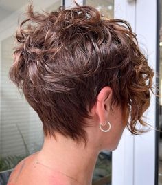 Messy Fauxhawk Pixie for Wavy Hair Shaggy Pixie Wavy Hair, Pixie For Wavy Hair, Fauxhawk Pixie, Pixie Wavy Hair, Wavy Pixie Haircut, Wavy Layered Haircuts, Short Layered Curly Hair, Mom Haircut