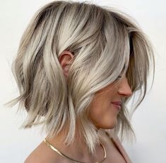 The Ultimate Guide To The Hottest Bob Hairstyles For 2024 Short Hair Cuts For Women Layers, Layered Bob Hairstyles Shoulder Length, Reverse Bob, Hair Bobs, Spring Haircuts, Mom Hair, Messy Bob Hairstyles, Bob Haircut Curly, Cool Short Hairstyles