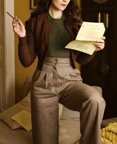 1940s Winter Fashion, Dark Academia Pants, Librarian Style, Dark Academia Outfits, Dark Academia Outfit, Academia Outfits, Dark Academy, Academia Style, Dark Academia Fashion