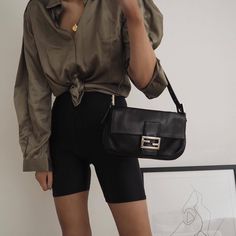 wlfwelovefashion Fendi Baguette Outfit, Fendi Baguette Black, Brandname Bag, Minimal Chic Outfit, Winter Style Guide, Fendi Bag, Neutral Style