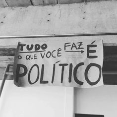 a sign hanging from the side of a building that says, tudo que voce faze polito