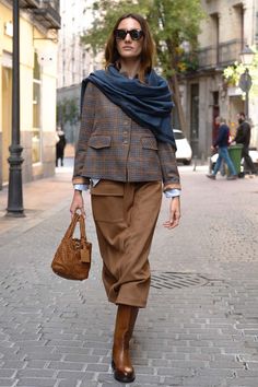 European Women, Chanel Fashion, Mode Inspiration, Daily Look, Work Outfit, Favorite Outfit, Fall Outfits, Fashion Looks, Lookbook